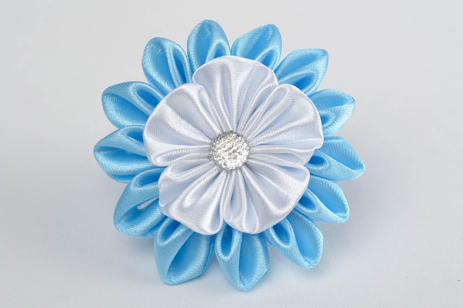 Élastique à cheveux fleur en blanc et bleu clair rubans de satin fait main photo 3