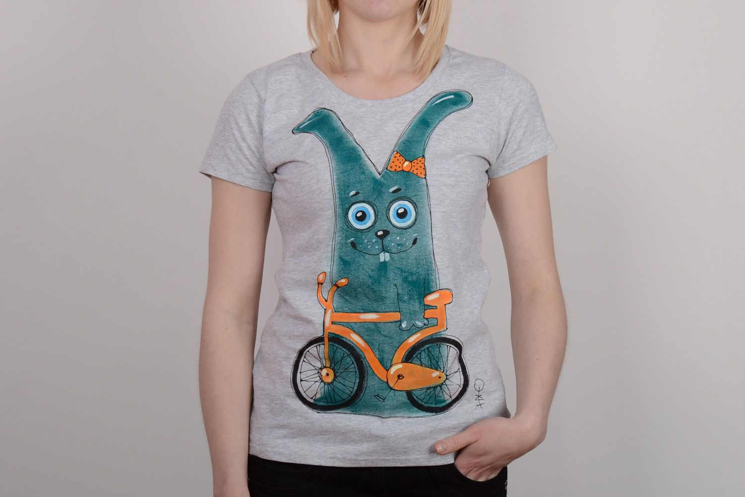 Handgemachtes Sporthemd aus Baumwolle mit Acrylfarben bemalt Häsin mit Fahrrad foto 1