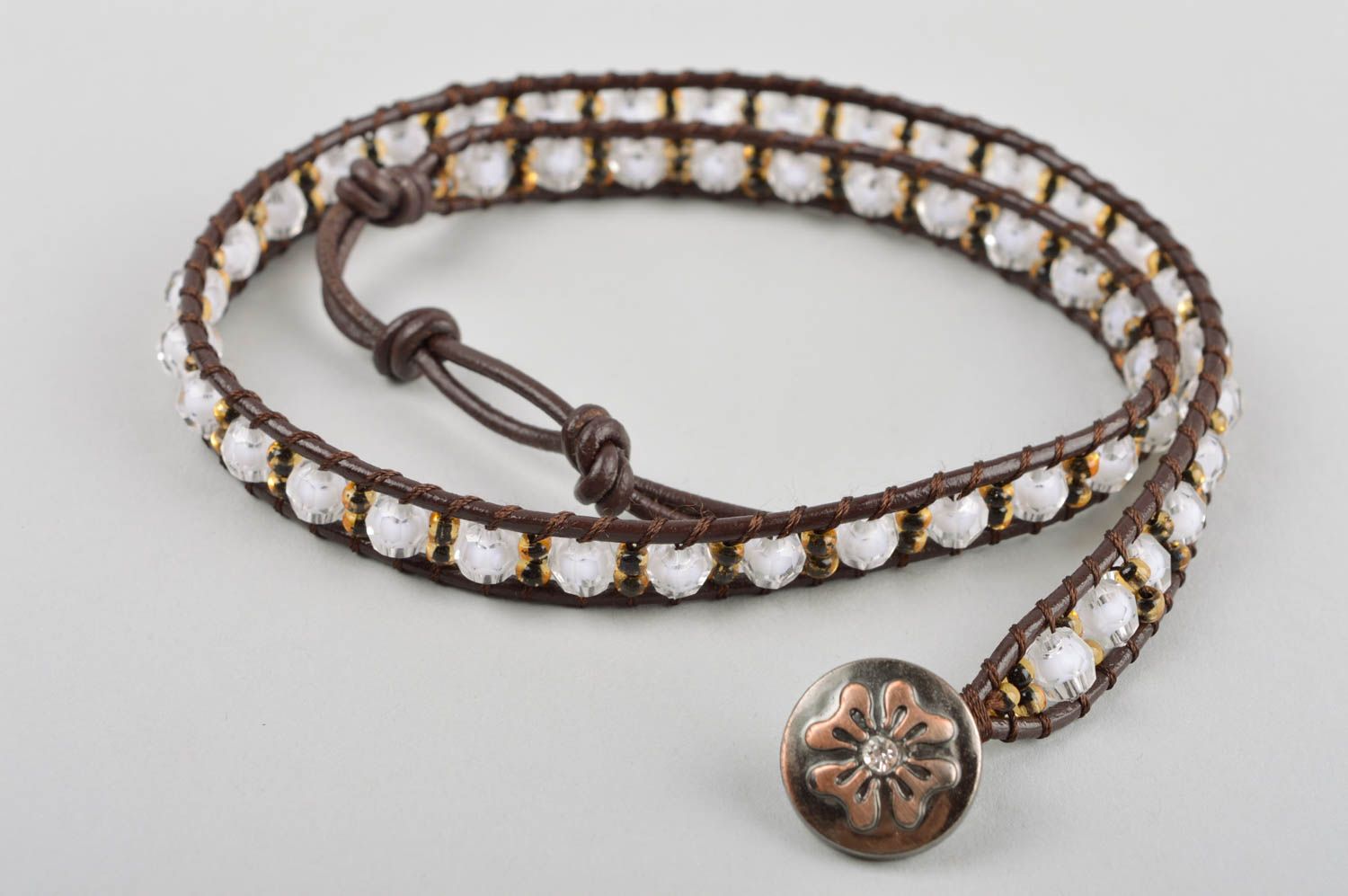 Bracelet perles rocaille blanc Bijou fait main Accessoire femme cuir design photo 4