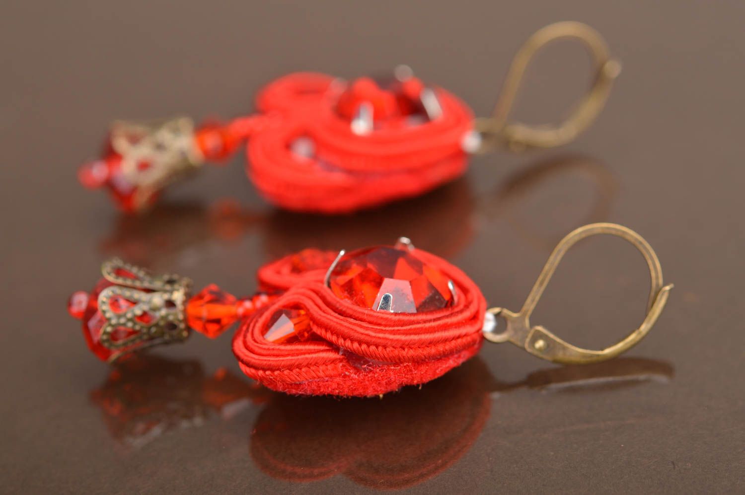 Boucles d'oreilles soutache avec perles fantaisie faites main rouges pendantes photo 5