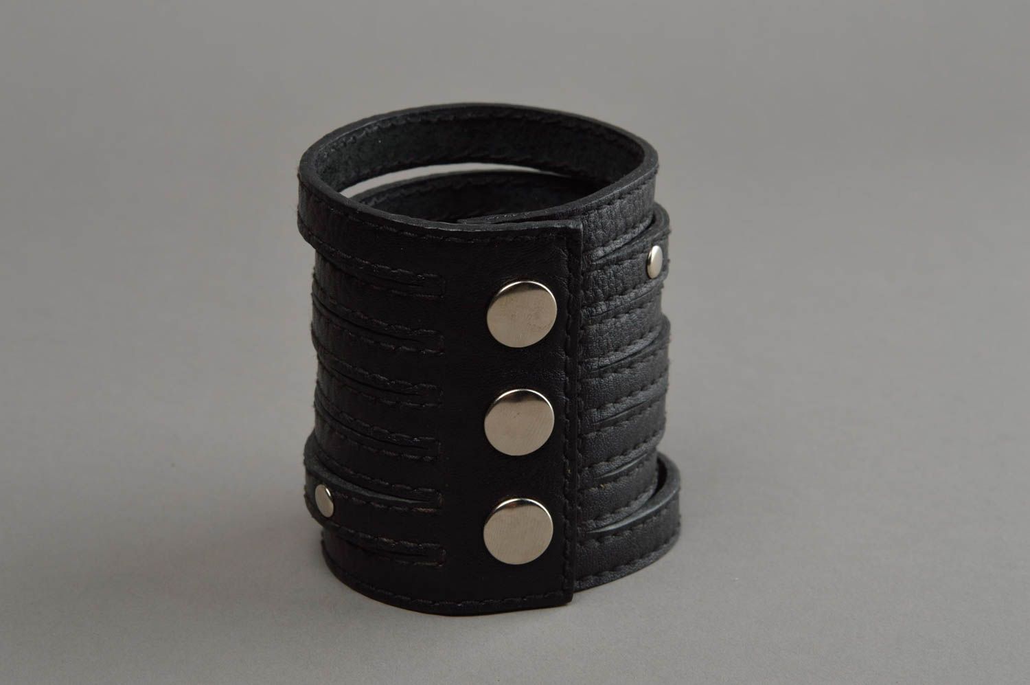 Черный браслет из натуральной кожи на кнопках ручной работы широкий стильный фото 7