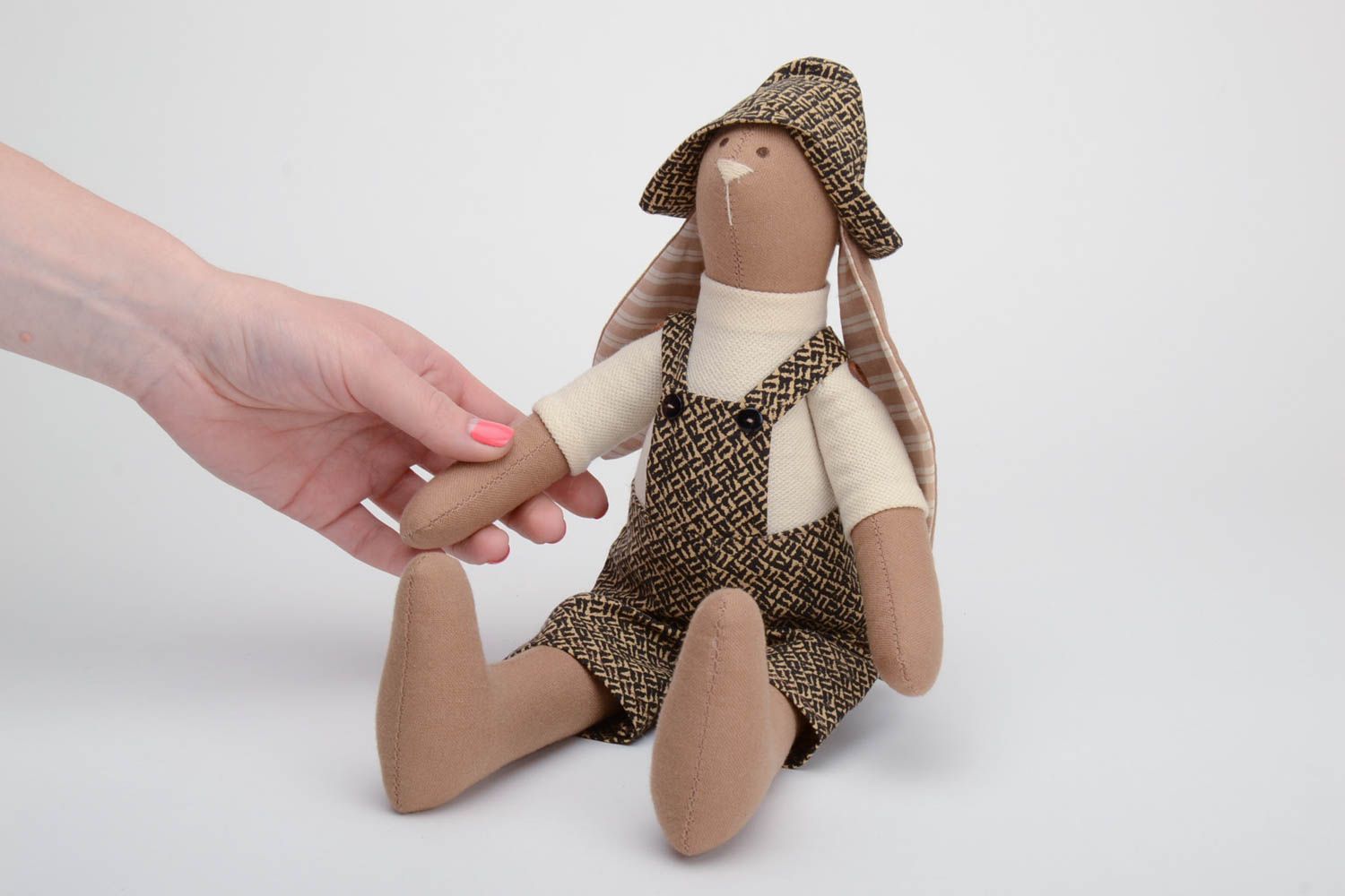Weicher handgemachter Hase Spielzeug mit langen Löffeln im Overall aus Baumwolle foto 5