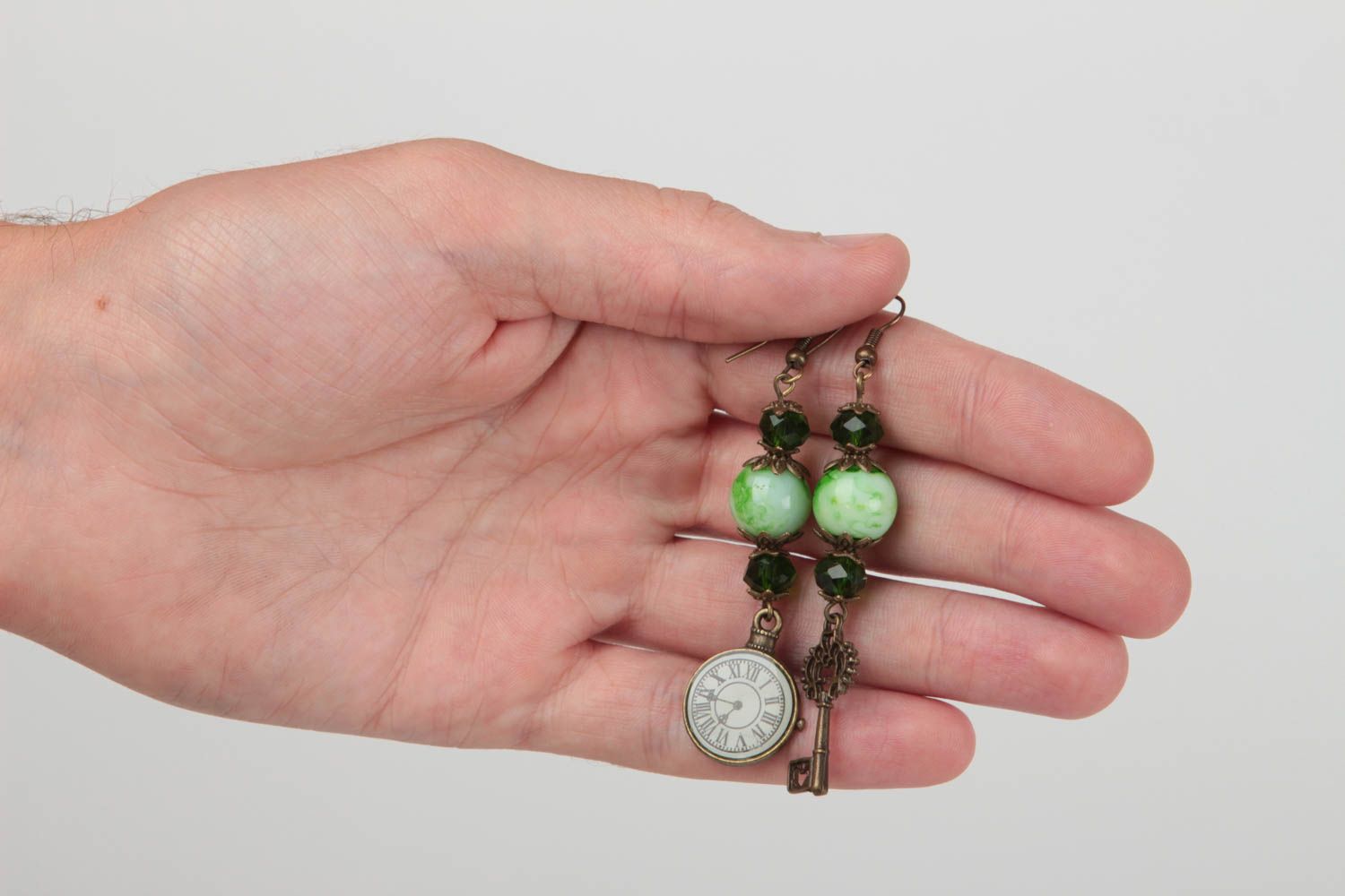 Boucles d'oreilles pendantes faites main perles cristal et métal Horloge et clé photo 5