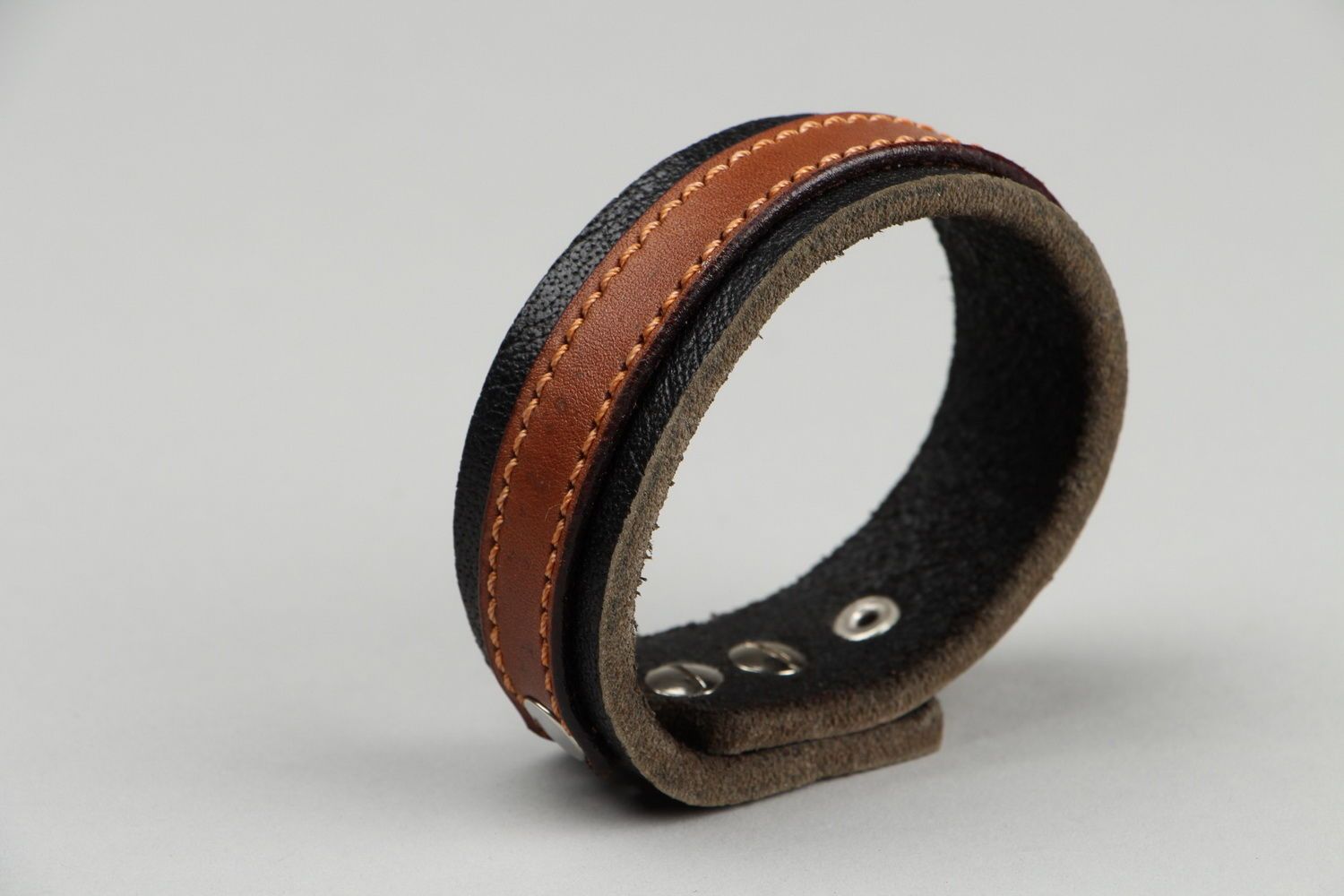 Schwarz-braunes Armband aus zwei Lederarten foto 2