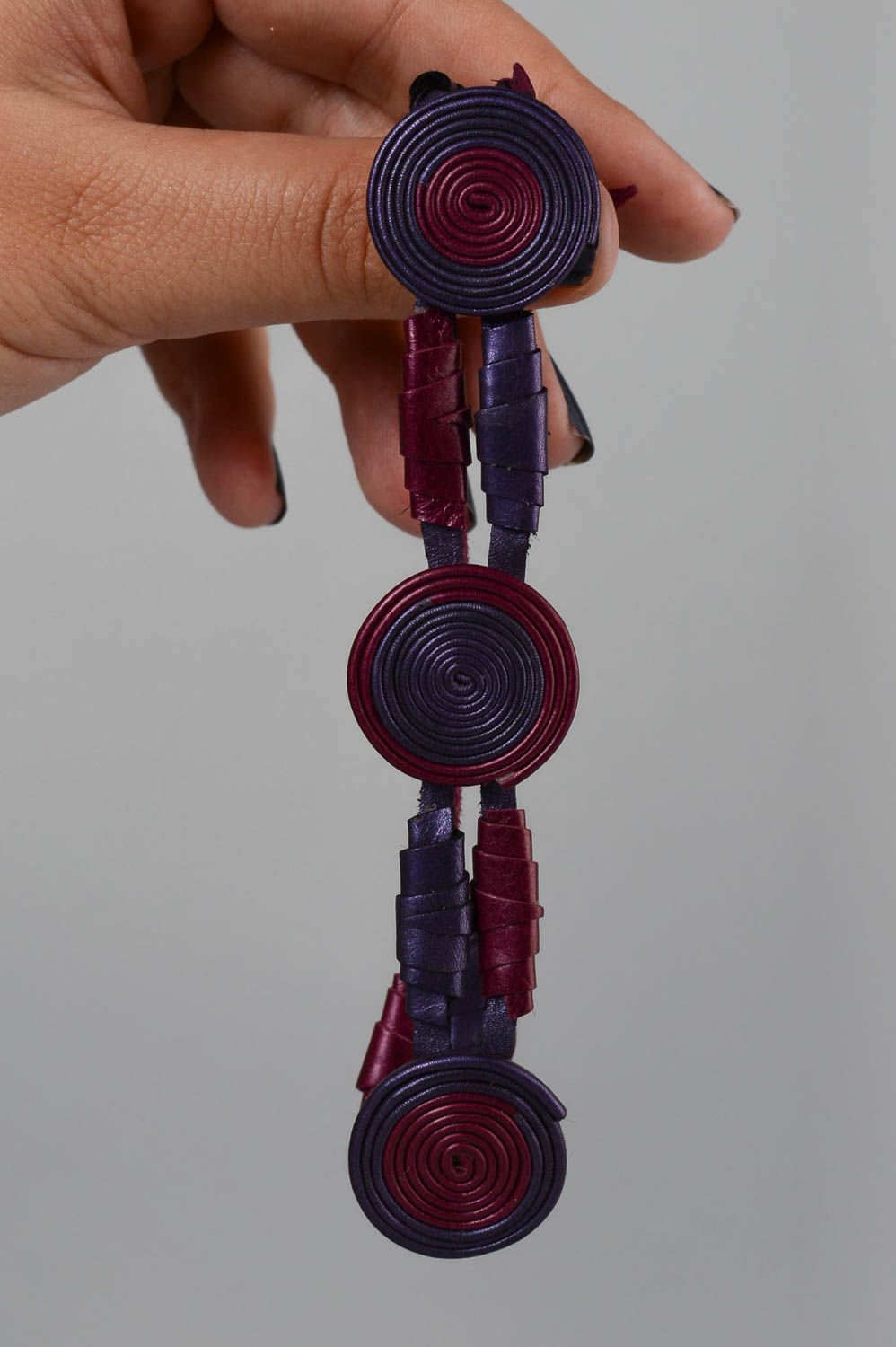 Bracelet en cuir Bijoux fait main Accessoire femme fin bicolore foncé cadeau photo 5