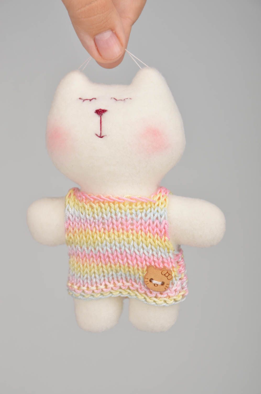 Небольшая мягкая игрушка котик с петелькой из флиса в вязаной кофте хенд мейд фото 4
