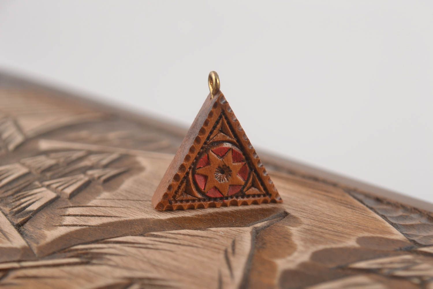 Кулон на шею кулон ручной работы шейный кулон в виде треугольника деревянный фото 1