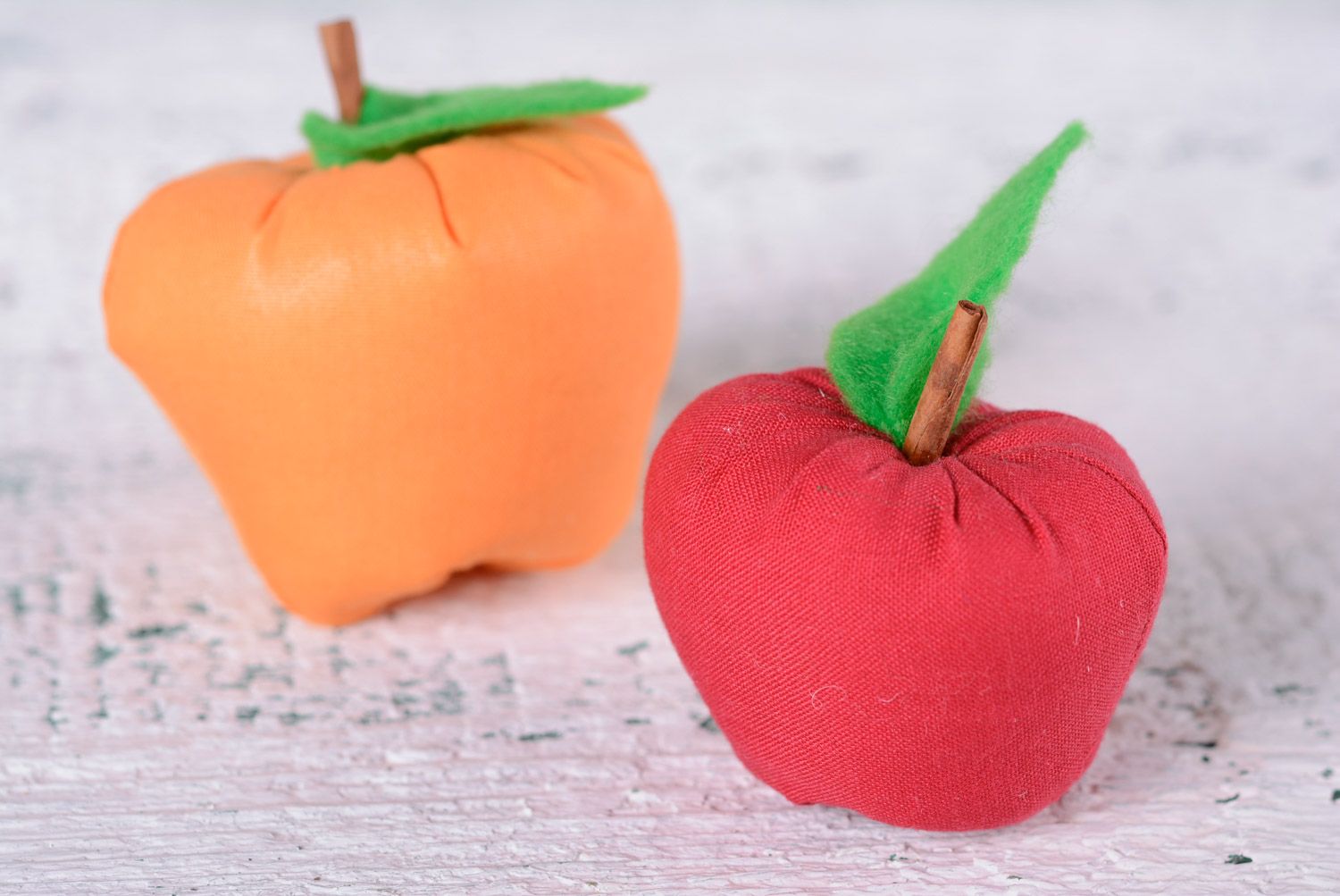 Интерьерная игрушка яблоко красное с палочкой корицы небольшое ручная работа фото 4
