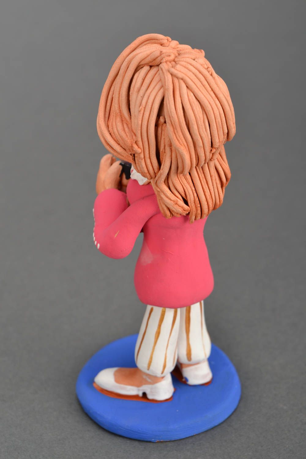 Figurine en céramique faite main Chanteuse avec microphone photo 5
