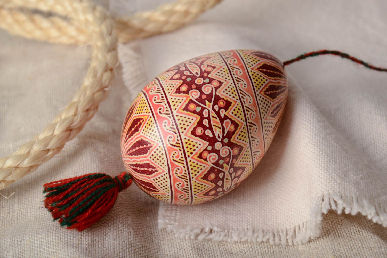 Huevo de Pascua artesanal en técnica de cera colgante para casa en cordón foto 1