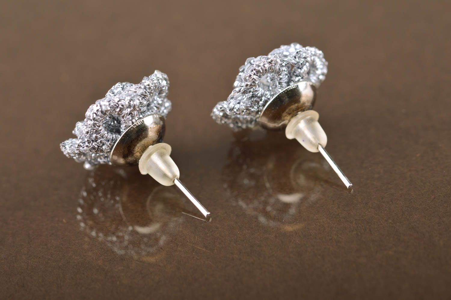 Kleine gehäkelte Ohrringe weiß in Form der Blumen künstlerische Handarbeit foto 5