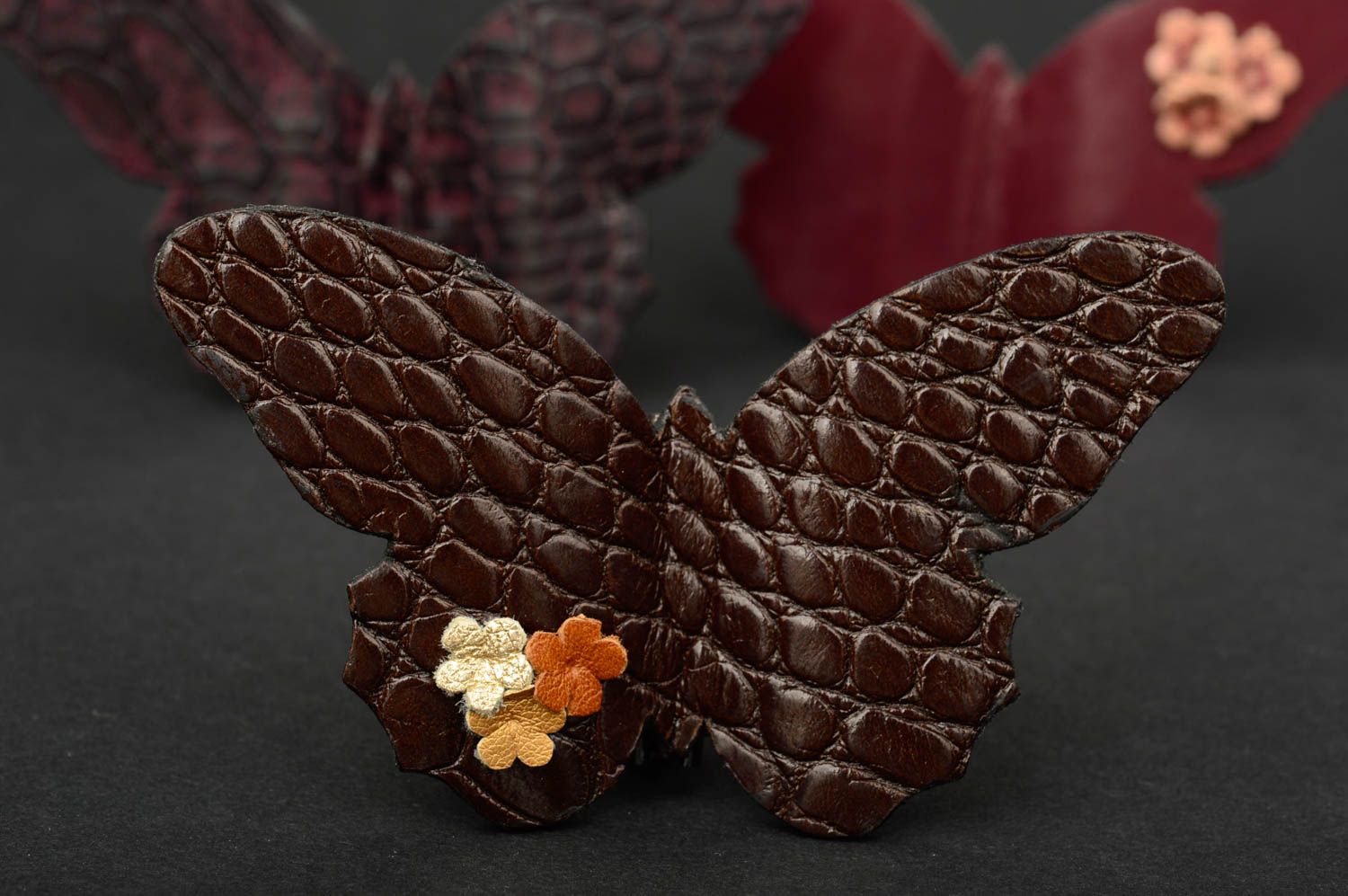 Broche papillon marron Bijou en cuir fait main design stylé Cadeau femme photo 1