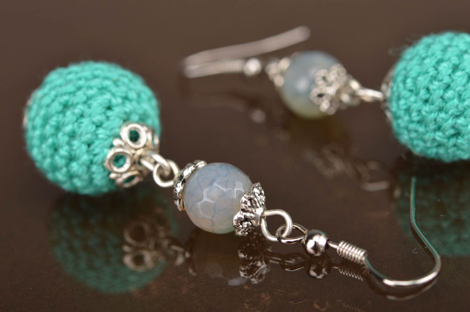 Boucles d'oreilles boules turquoise en fils faites main pendantes fantaisie photo 5