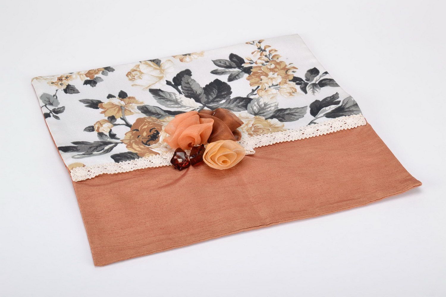 Taie d'oreiller faite main du coton, décorée de fleurs textiles et de dentelles photo 4