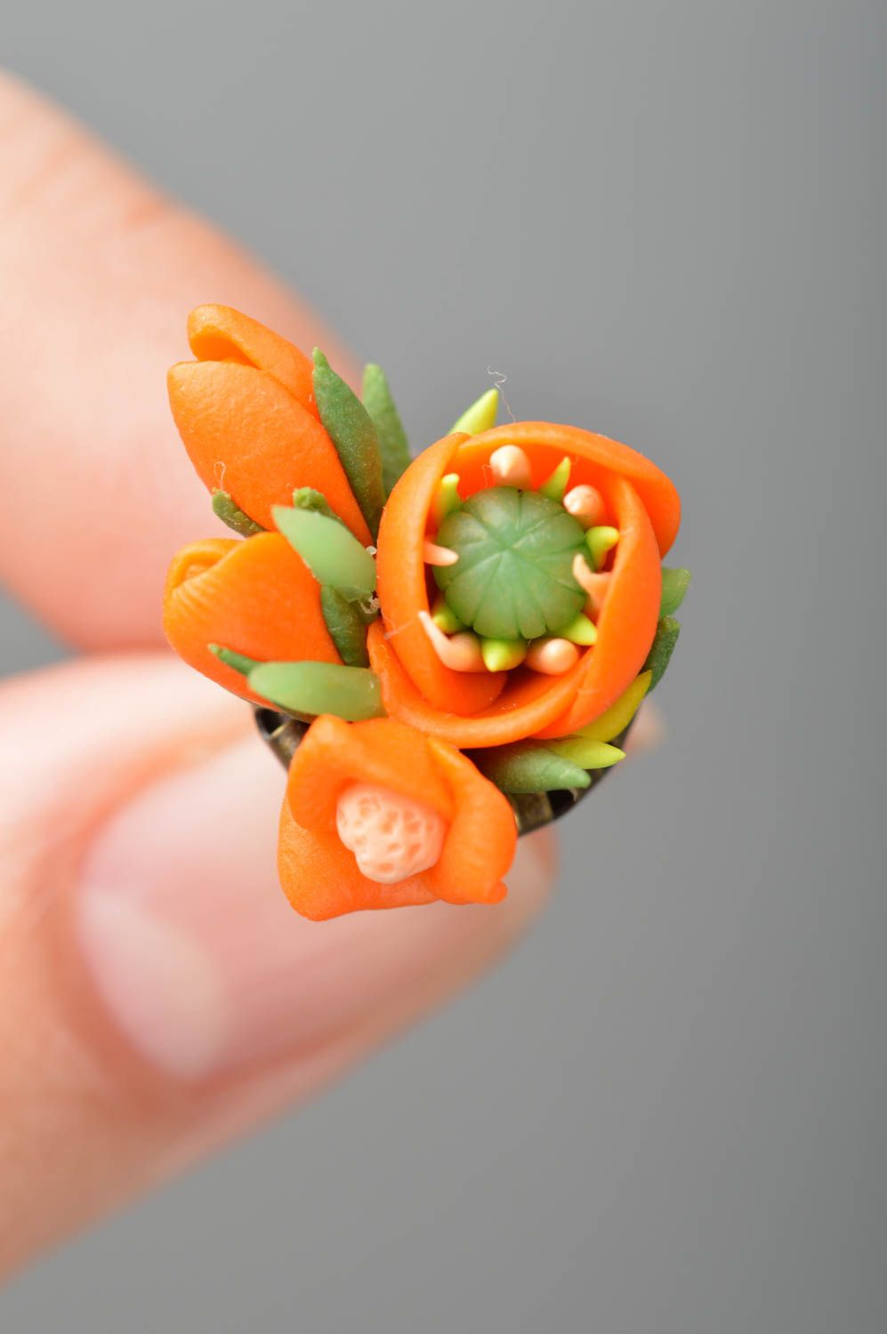 Красивые оранжевые серьги гвоздики с цветами из полимерной глины ручной работы  фото 3