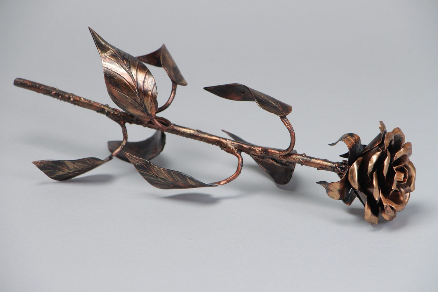 Handgemachte originelle dekorative geschmiedete Blume aus Eisen Rose mit Blättern foto 2