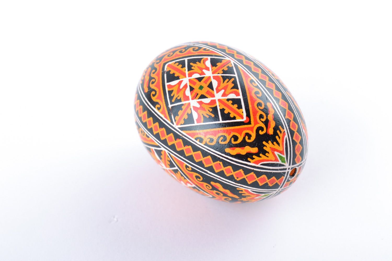 Huevo de Pascua de gallina pintado artesanal con ornamento foto 4