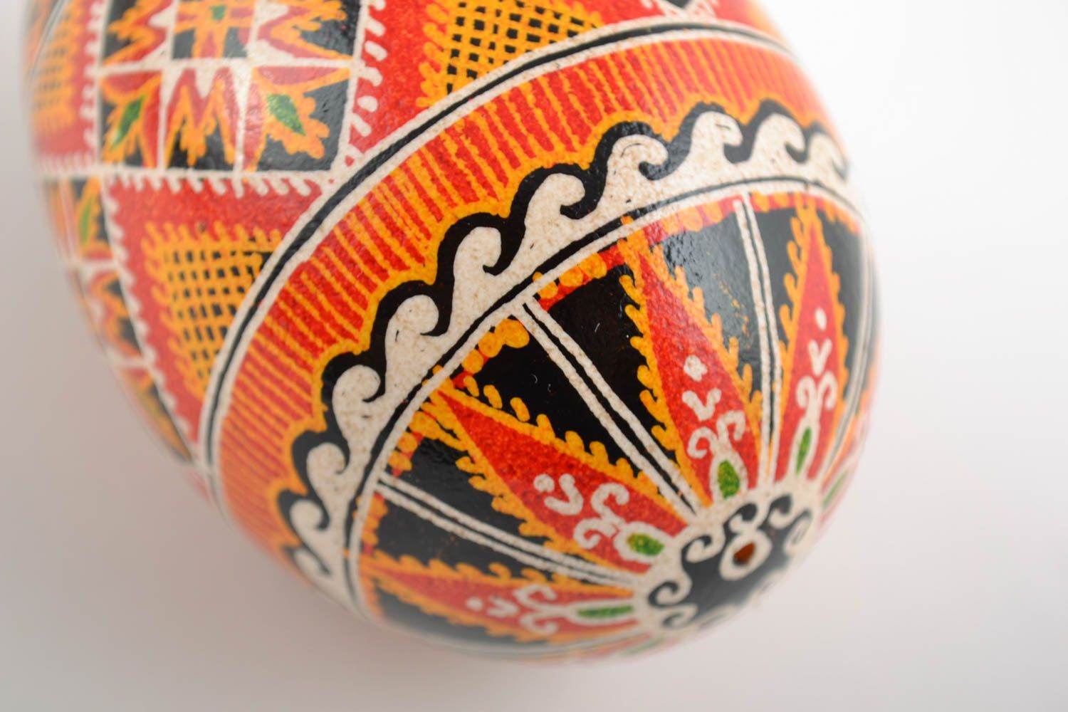 Huevo de Pascua hecho a mano pintado con acrílicos con caballo foto 4
