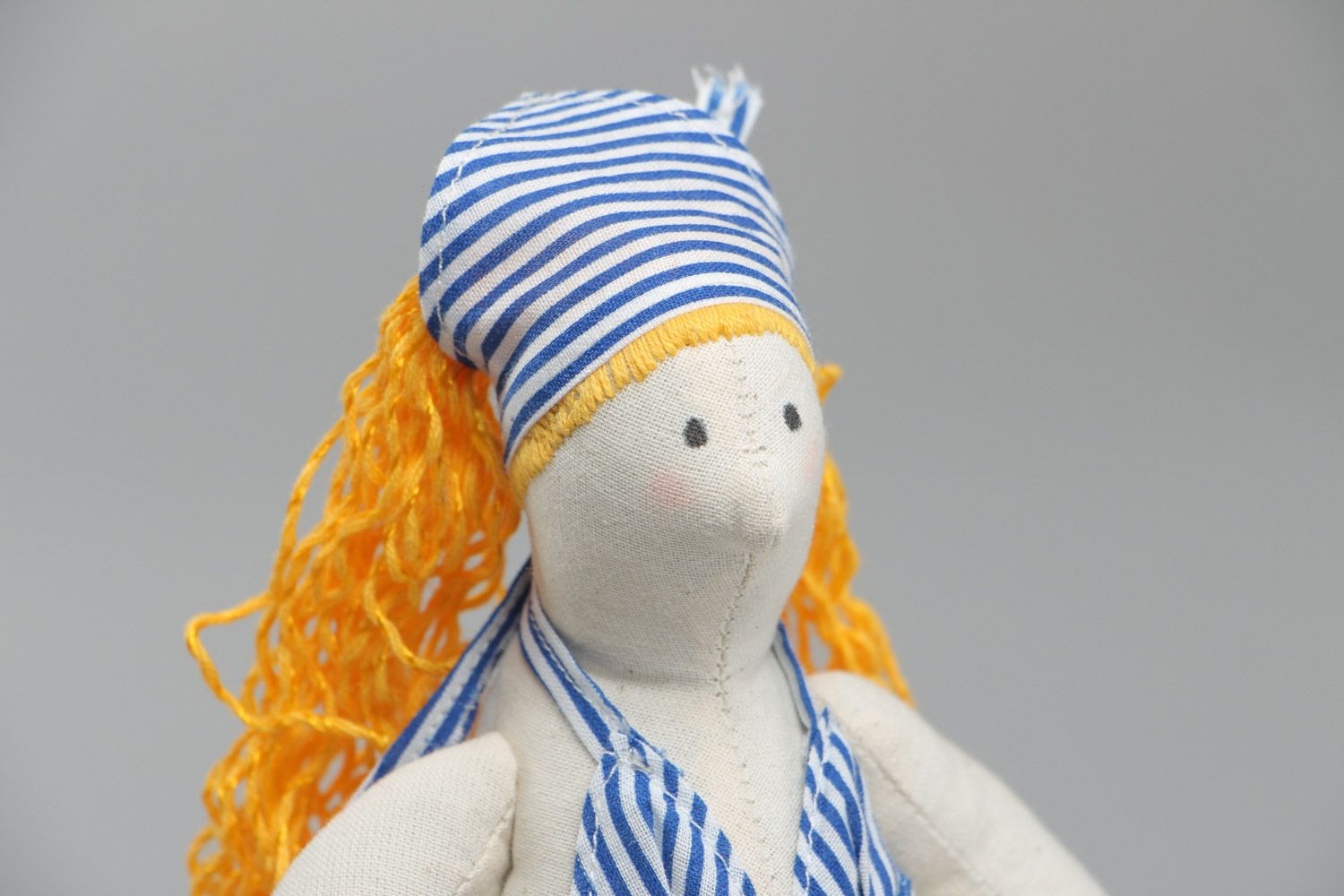 Handgemachte originelle weiche Puppe aus Stoff für Kinder und Dekoration  foto 3