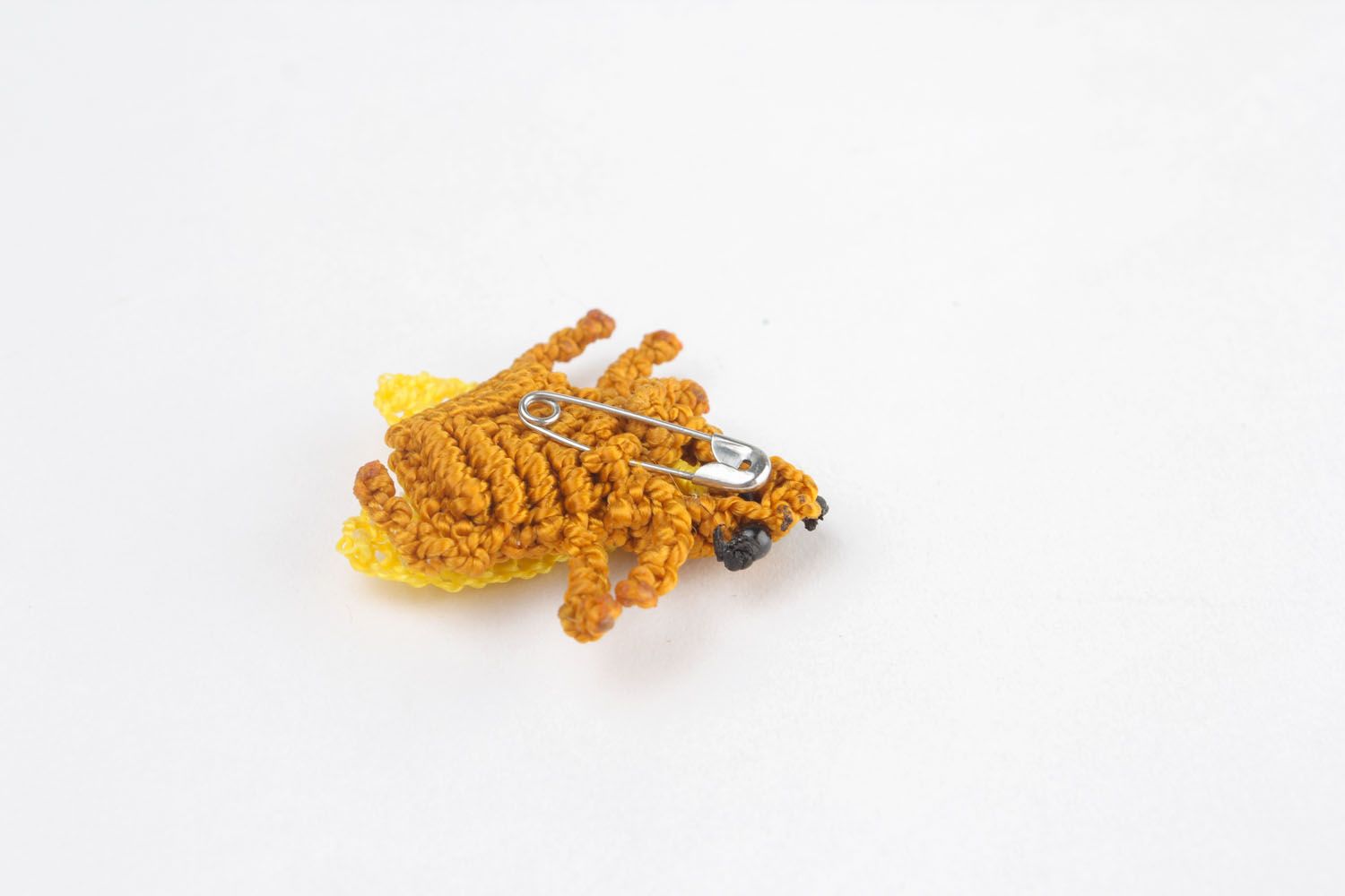 Broche trançado em técnica macramê feito à mão em forma de abelha foto 2