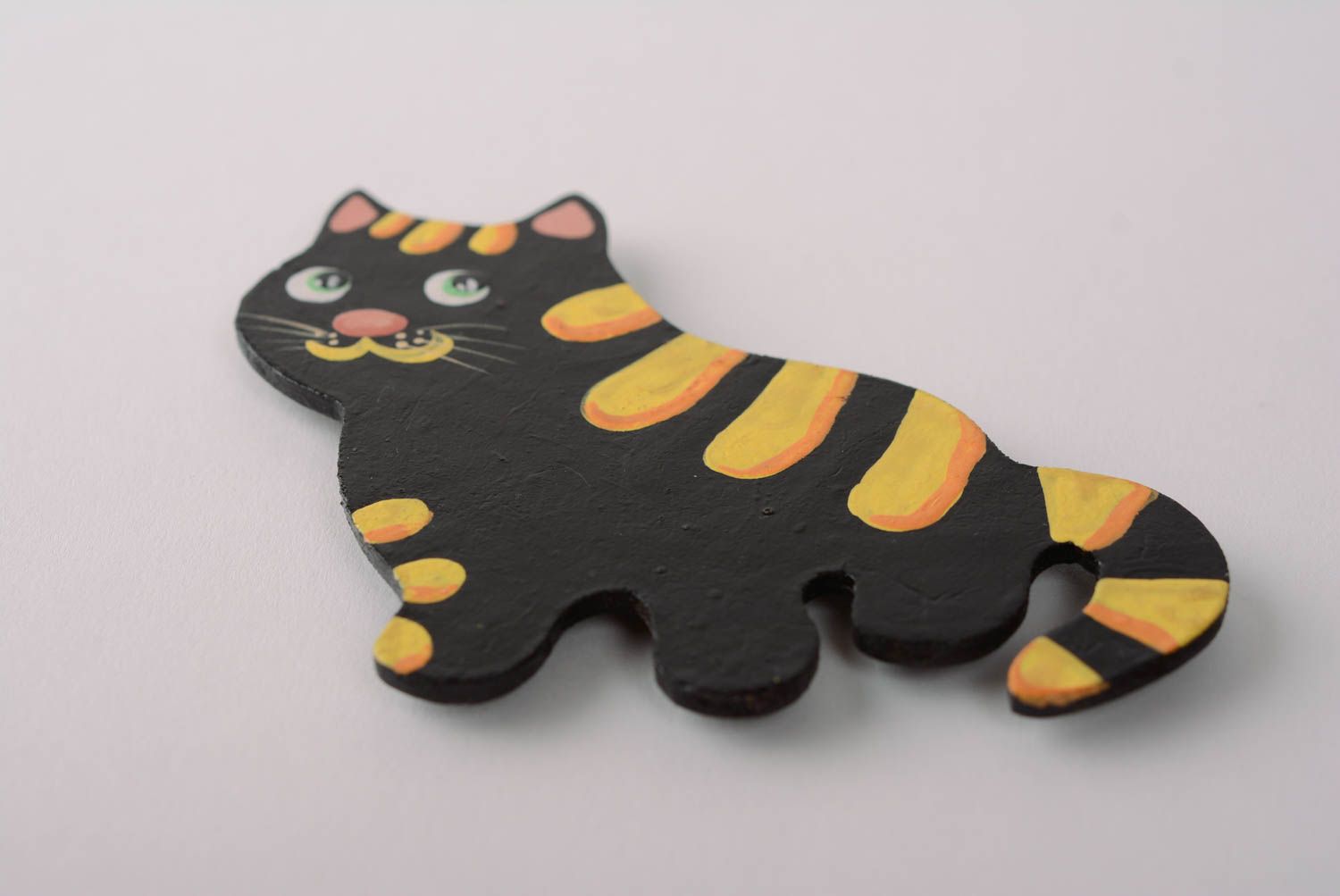 Handmade Katze Kühlschrankmagnet aus Holz mit Bemalung schwarz gelb schön foto 3