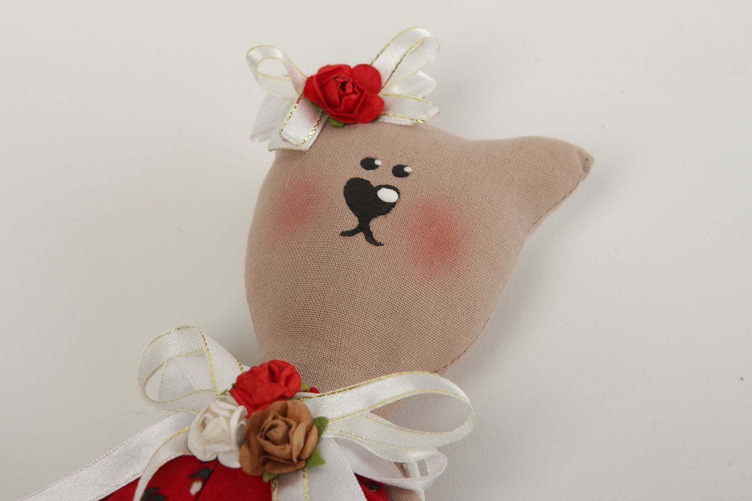 Handmade Kuscheltier Katze im roten Kleid Stoff Spielzeug Geschenk für Kinder  foto 3