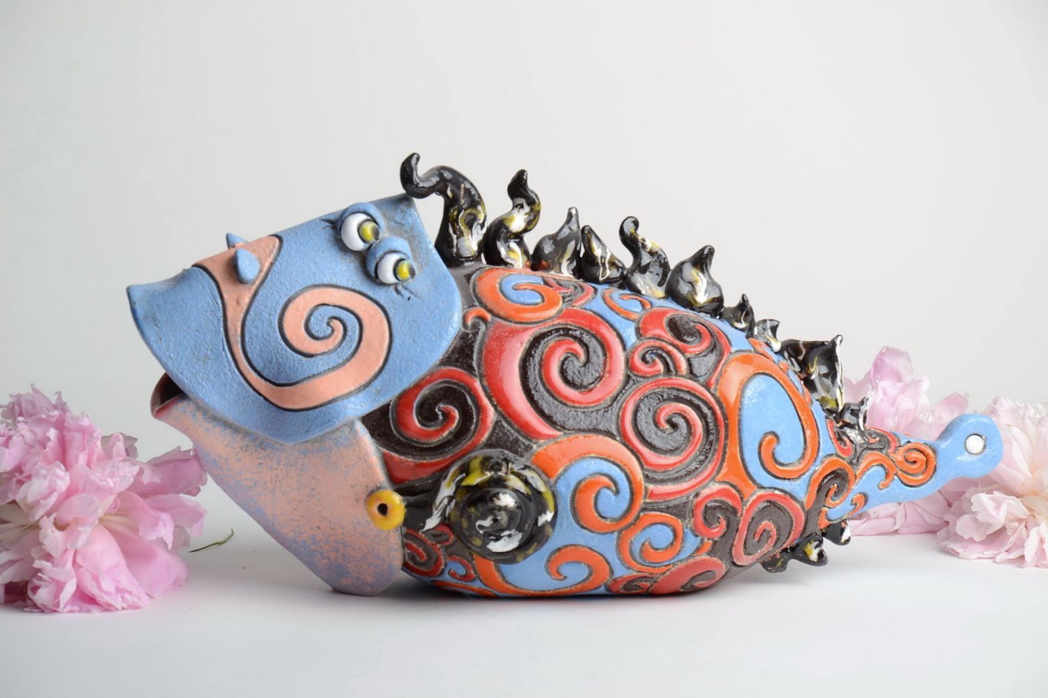 Figura decorativa de animal original hecha a mano de semiporcelana pez coloreado foto 1