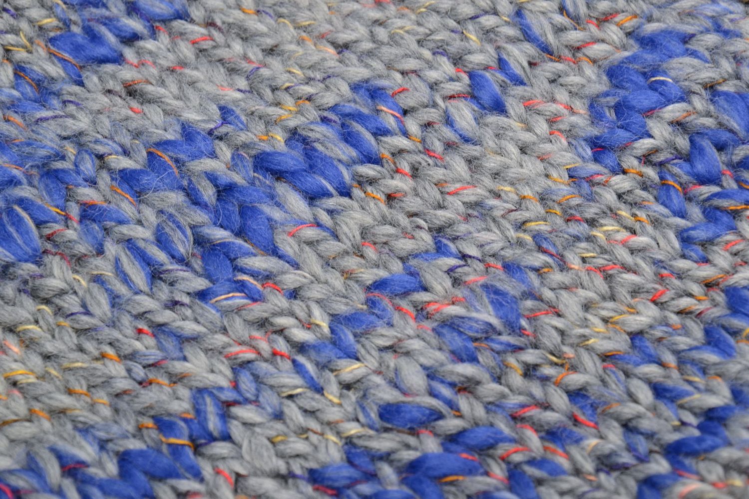 Bonnet tricoté pour femme fait main à pompon bleu gris photo 4