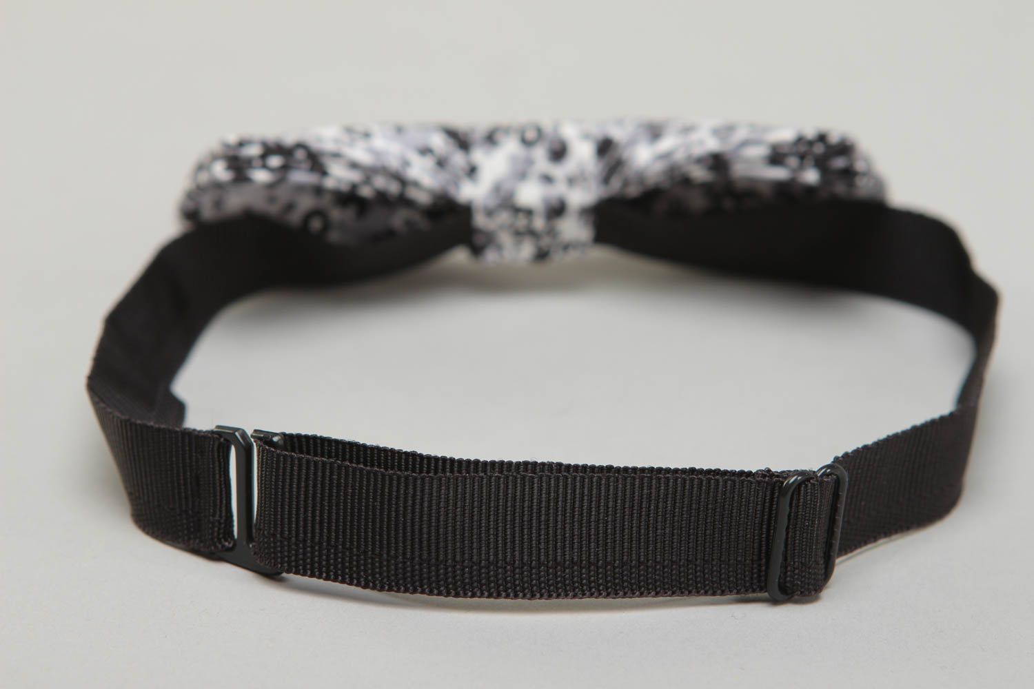 Cotton fabric bow tie with black and white flower print photo 3