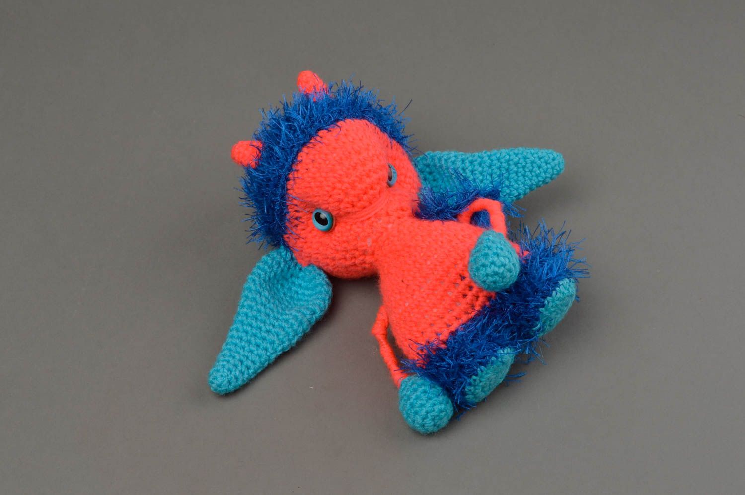 Peluche extraterrestre tricotée au crochet rouge-bleu originale faite main photo 3