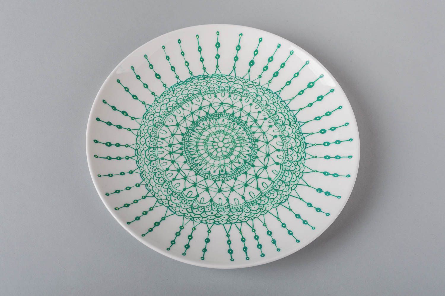 Тарелка из глины с авторской росписью белая с зелеными узорами ручной работы фото 1