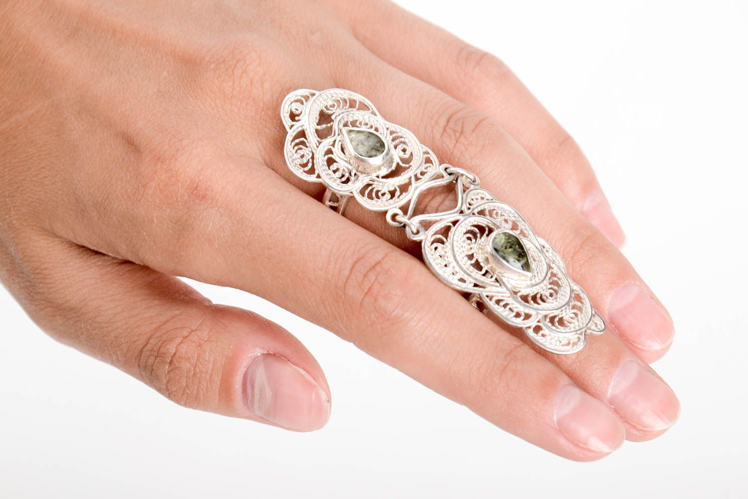Ungewöhnlicher Ring am Finger Damen Modeschmuck modisches Accessoire stilvoll foto 1