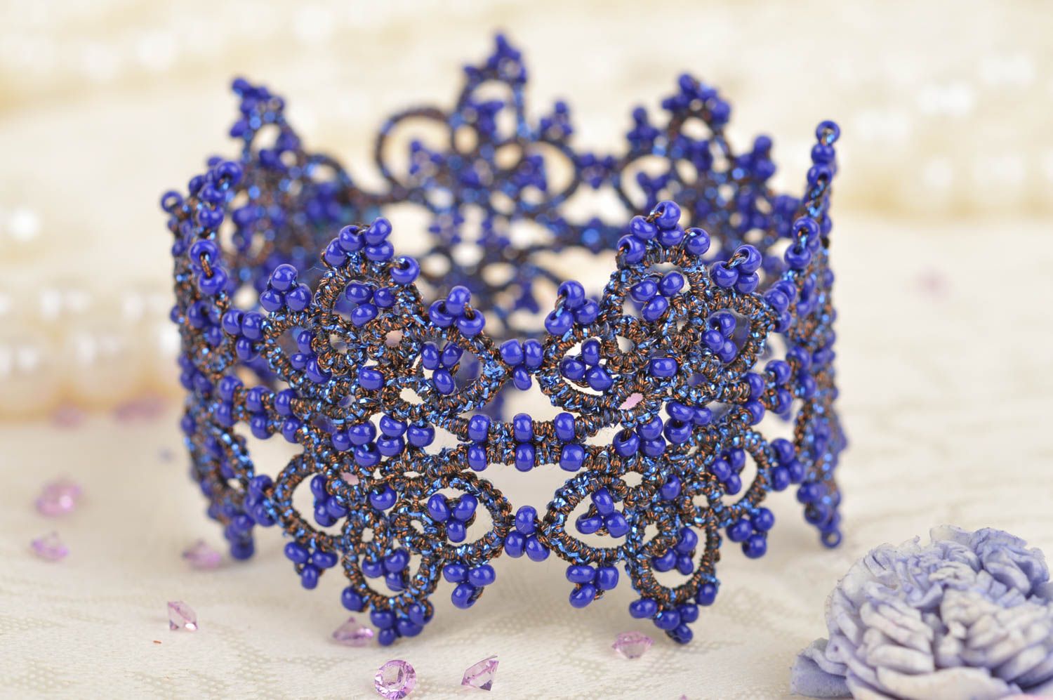 Large bracelet en perles de rocaille et fils de satin bleu frivolité fait main photo 1
