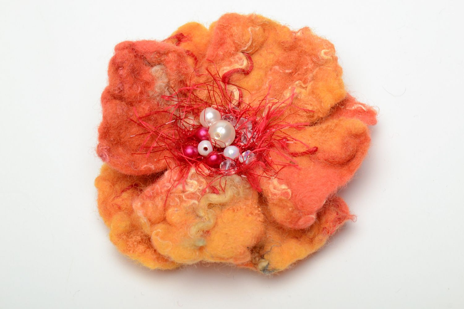 Broche con flor anaranjada de fieltro húmedo foto 3