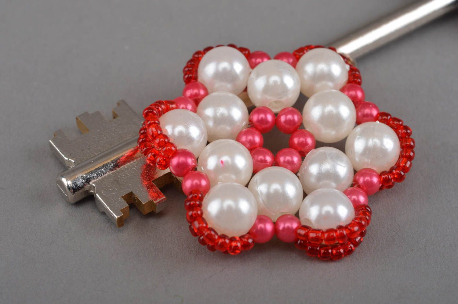Брелок для ключей с бисером и бусинами белый с красным небольшой ручная работа фото 2