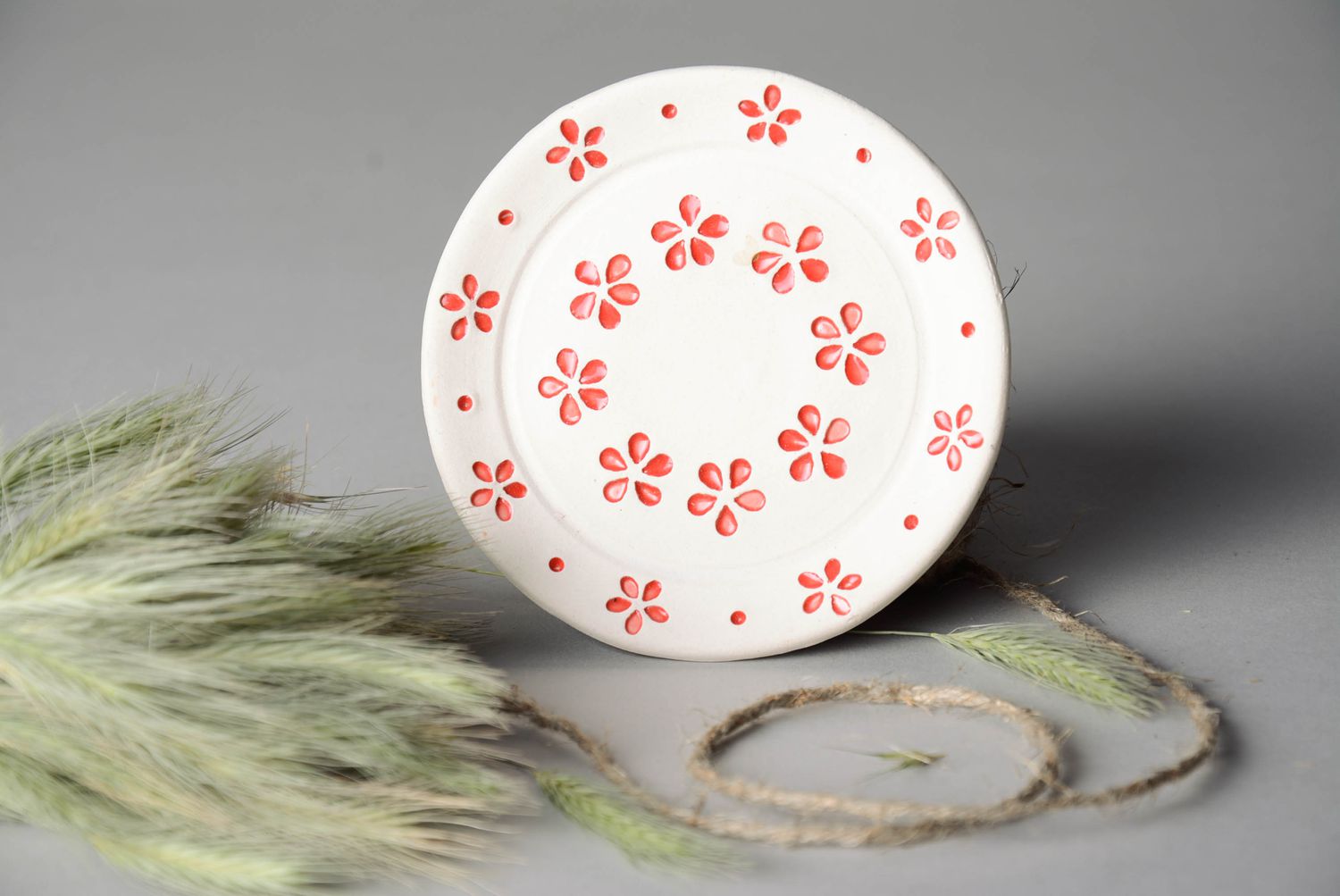 Декоративная тарелочка с цветочками фото 1