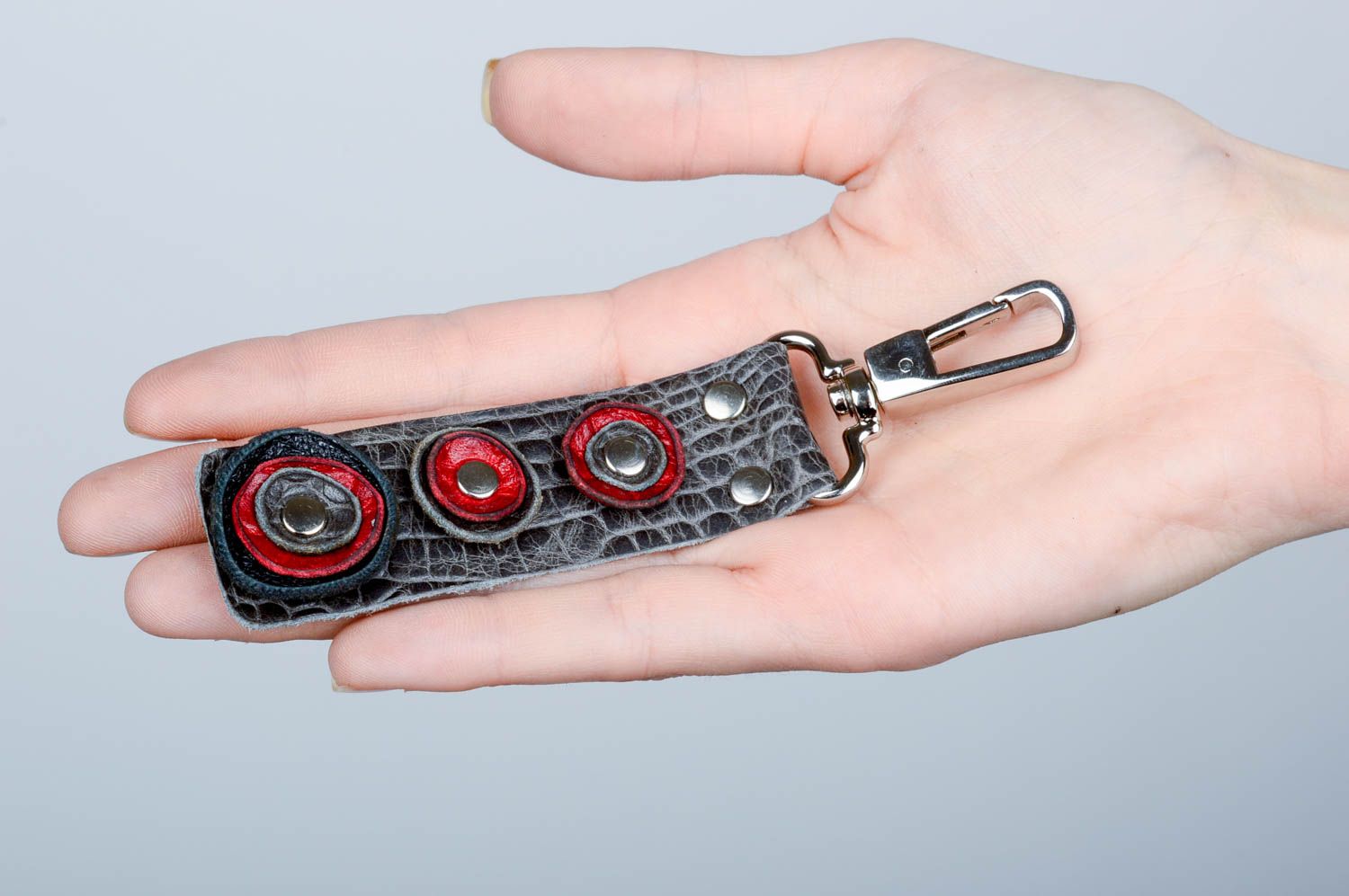 Llavero de cuero rojo y negro hecho a mano regalo original accesorio para llaves foto 2