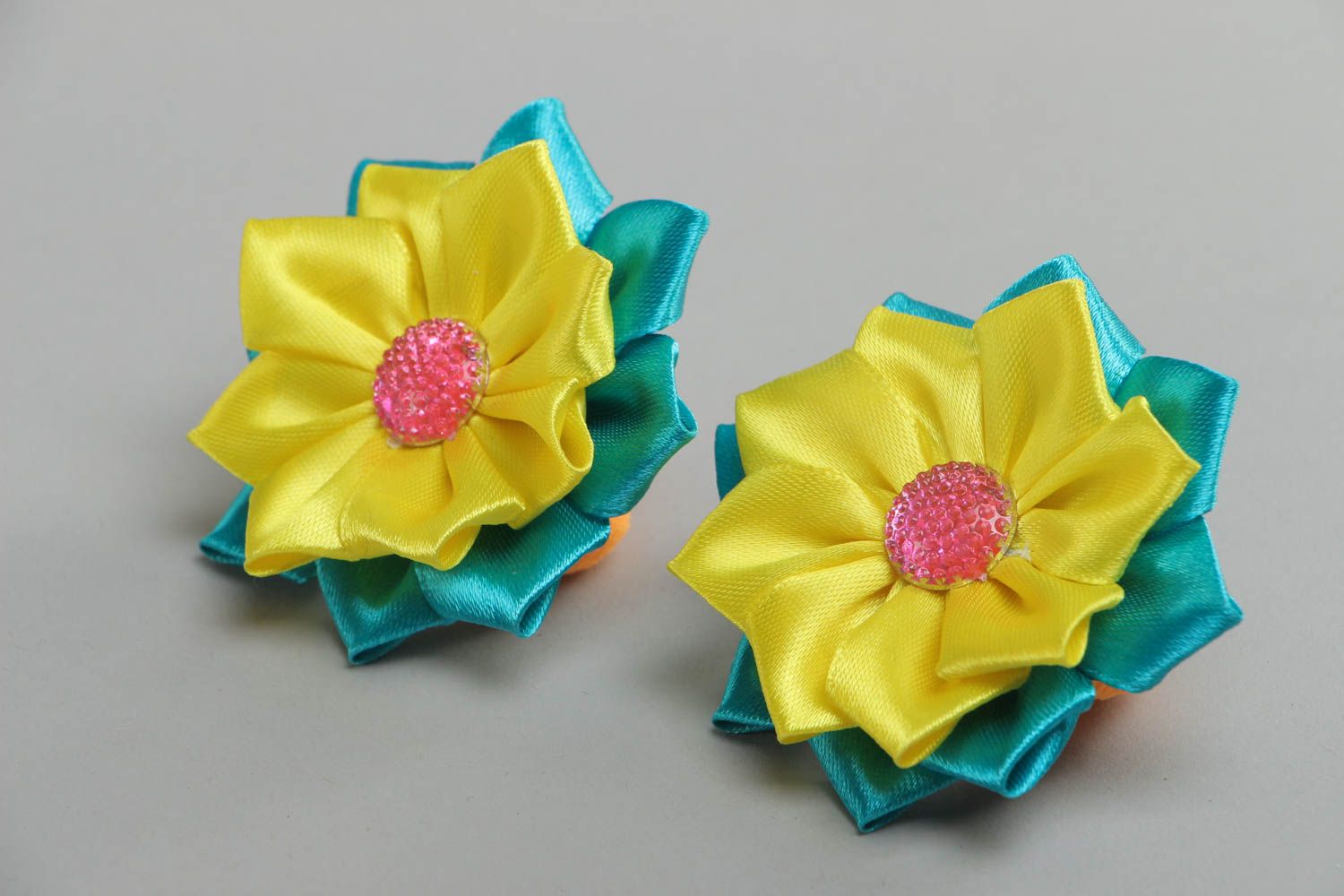 Originelles Blumen Haargummis Set aus Atlasbändern 2 Stück grell handmade für Mädchen foto 2