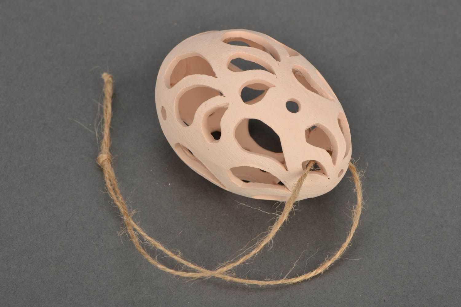 Ovo-pingente feito à mão de argila para decoração do interior foto 4