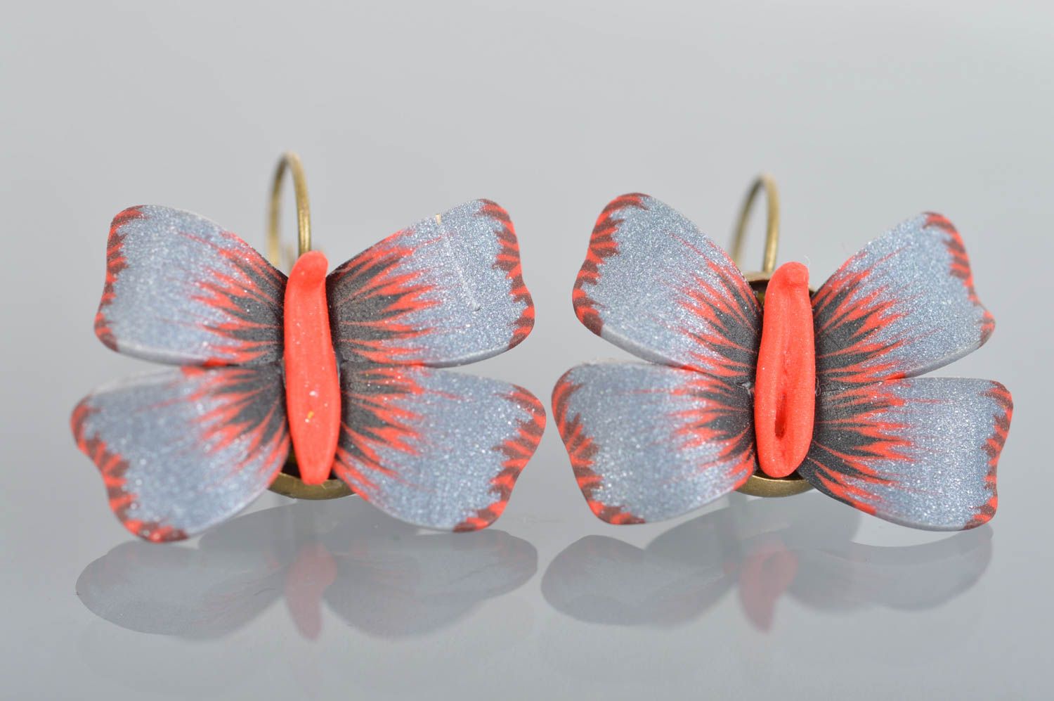 Schöne Damen handmade Ohrringe aus Polymerton in Form von Schmetterlingen foto 2
