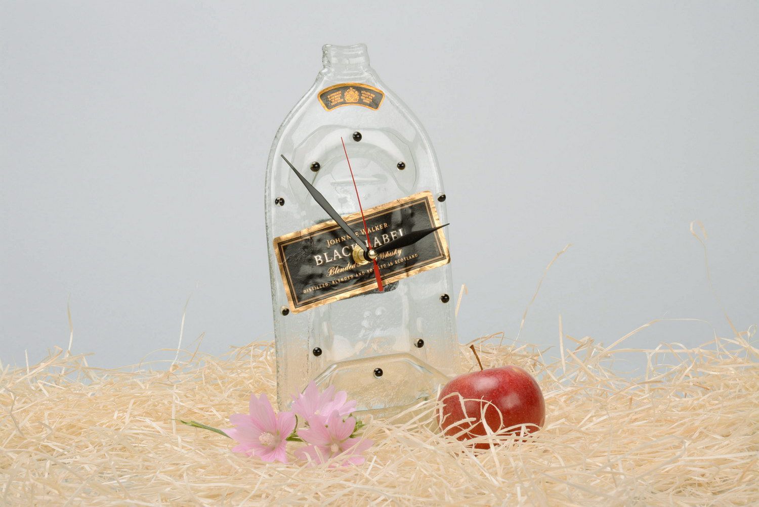 Horloge en verre en forme de bouteille Black Label photo 4