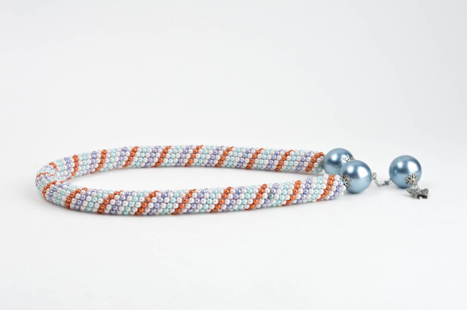 Collana di perline fatta a mano accessorio tubolare in colori diversi  foto 2