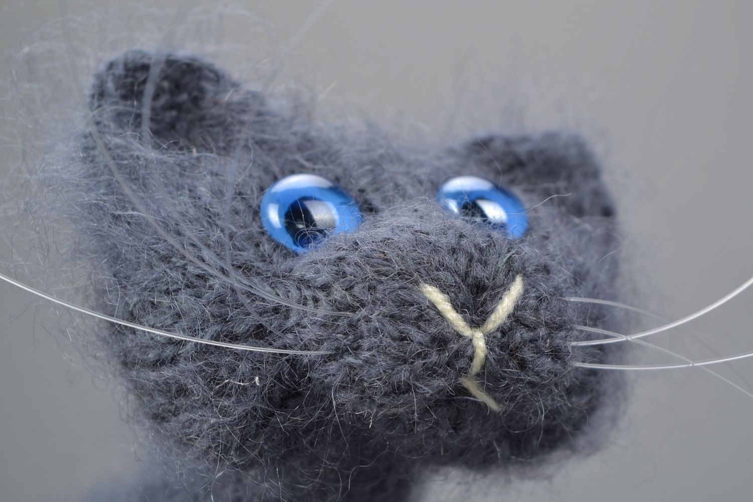 Мягкая вязаная игрушка ручной работы Серый кот фото 3