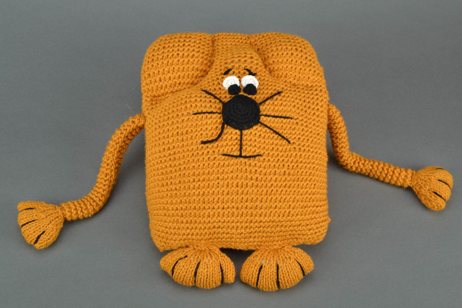 Peluche tricotée au crochet coussin en forme de chat photo 3