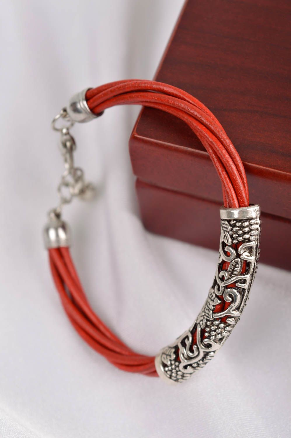 Bracelet rouge Bijoux cuir fait main Cadeau femme design de créateur original photo 1
