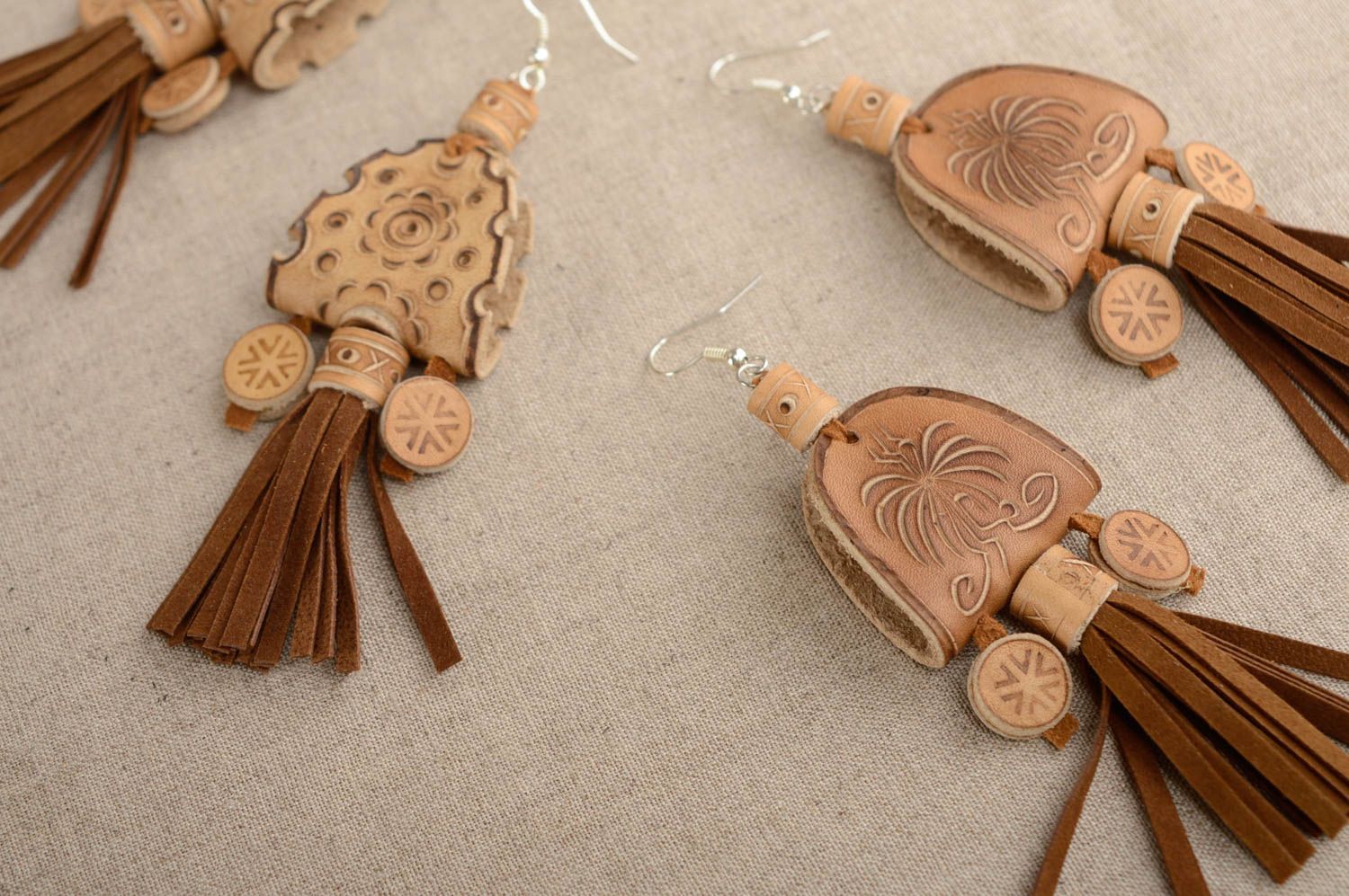 Boucles d'oreilles artisanales de cuir naturel avec ornements faites main photo 5