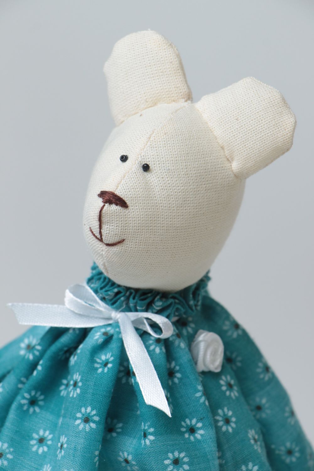 Мягкая игрушка ручной работы мишка белая в платье из бязи и хлопка для детей фото 3