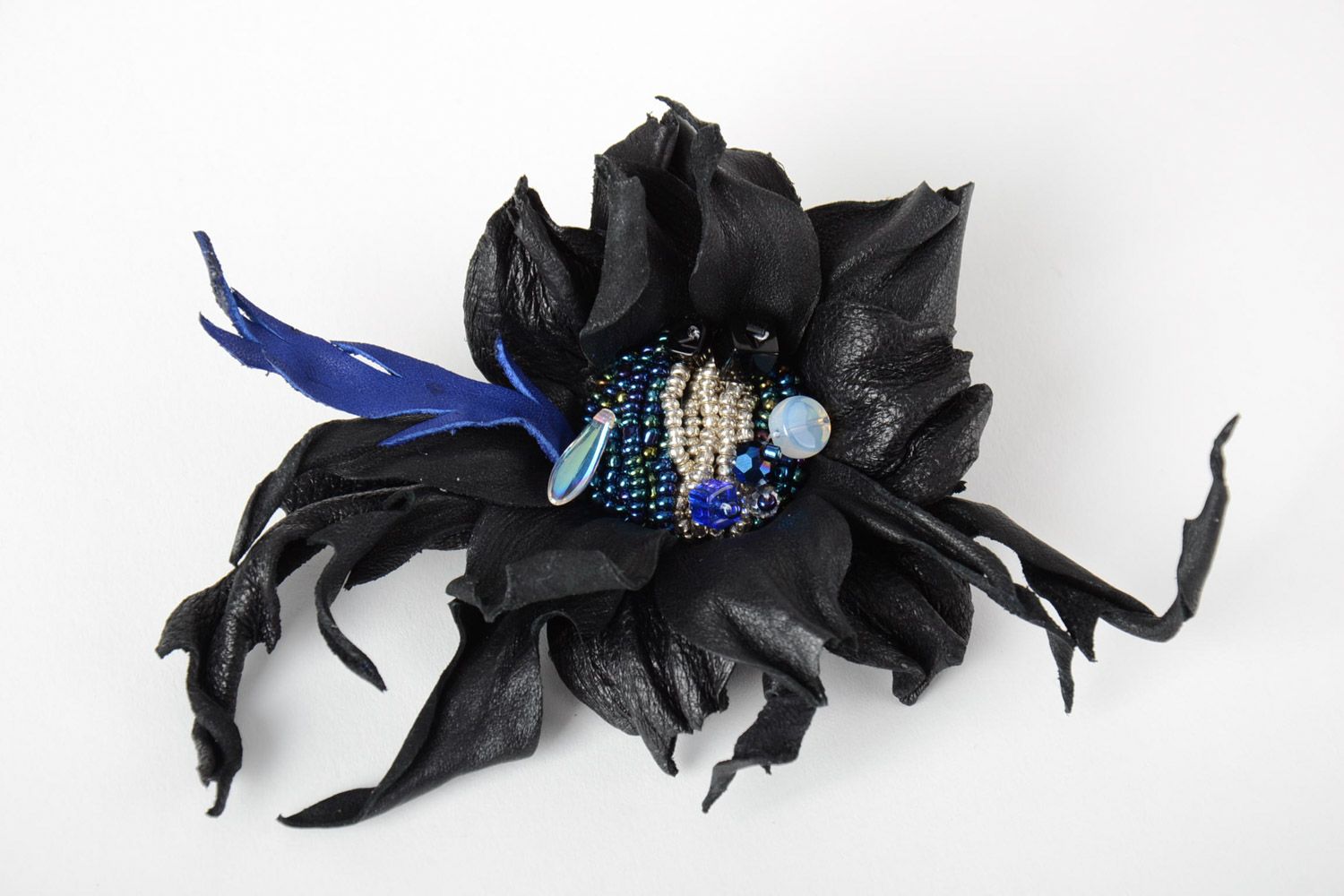 Broche de cuero natural con forma de flor negro con cuentas y abalorios de mujer hecho a mano foto 3