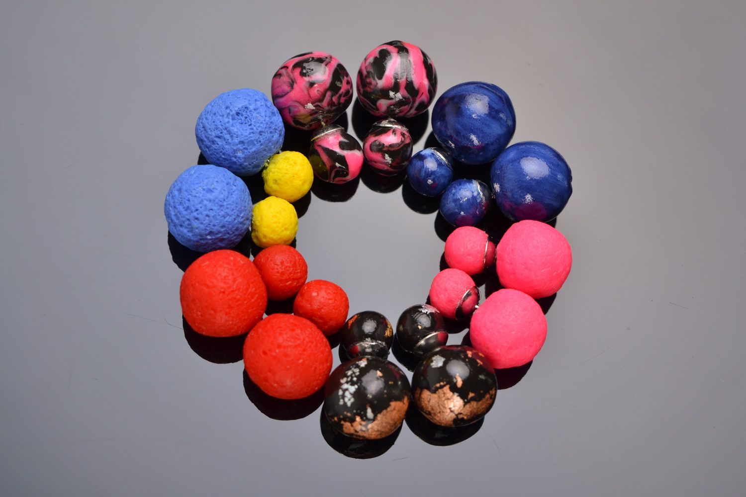 Set de pendientes de dos bolas de diferentes colores artesanales 6 pares  foto 1