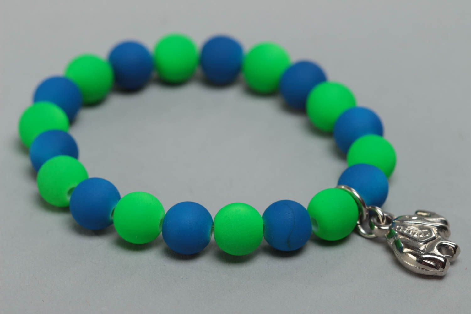 Bracelet en perles plastiques bleues et vertes fait main avec éléphant photo 2